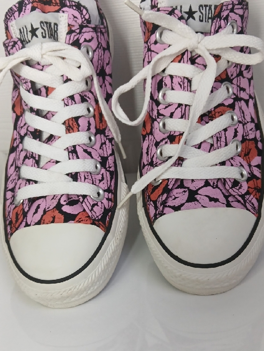 Converse Chuck Taylor All Star Low Top Pink & Red Lip Print Sneakers - Picture 2 of 16